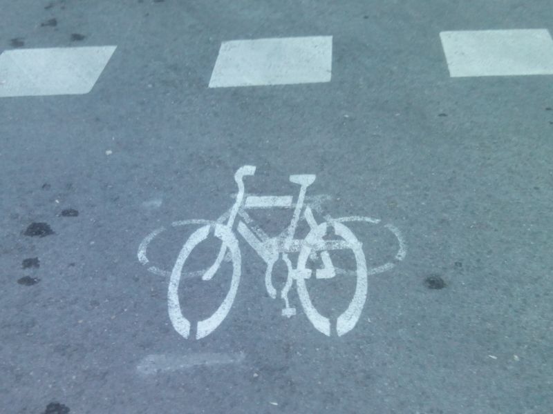 Marcas viales de bicicletas sobre pasos ciclistas.