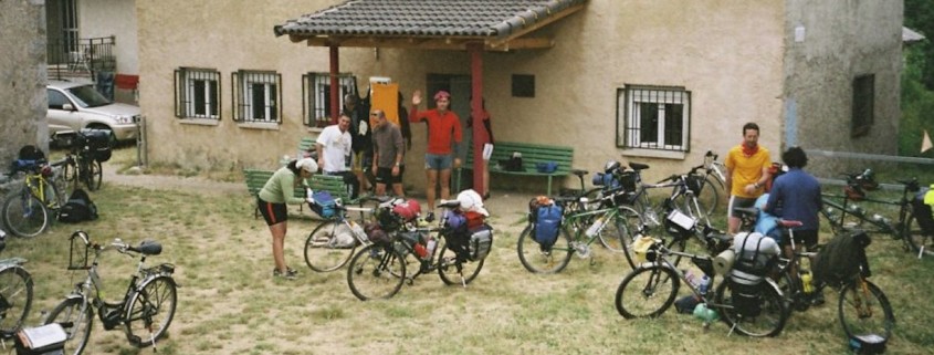 Grupo de cicloturistas preparándose para el viaje