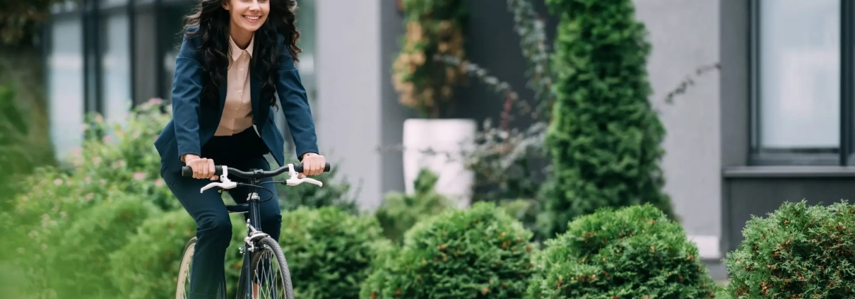 Mujer al trabajo en bici