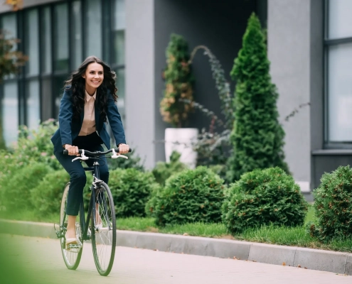 Mujer al trabajo en bici