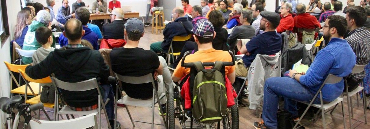 Reunión Asamblea de Corella 2. gente en círculo