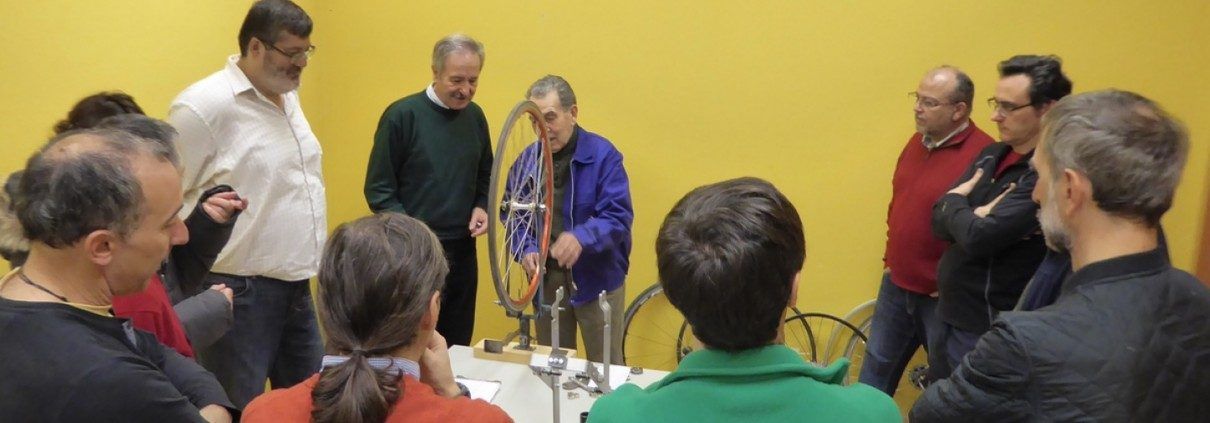 Grupo de personas en clase de centrado de ruedas