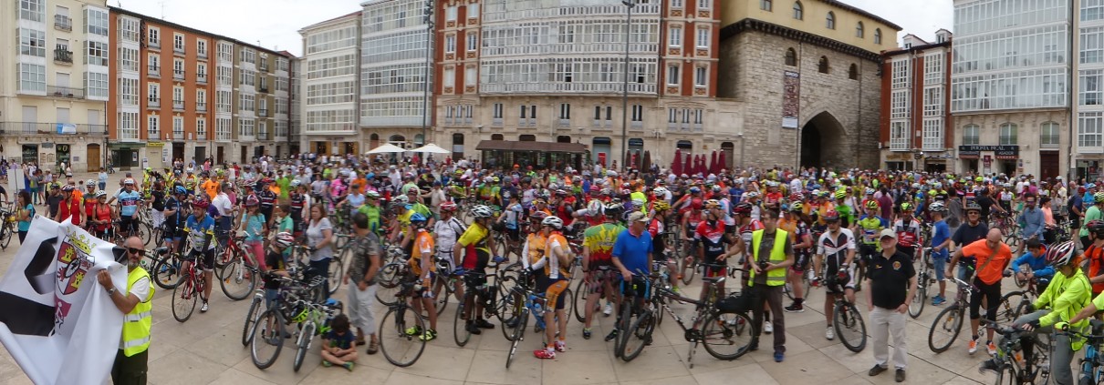 600 Ciclistas concentrados en la Plaza de la Catedral de Burgos