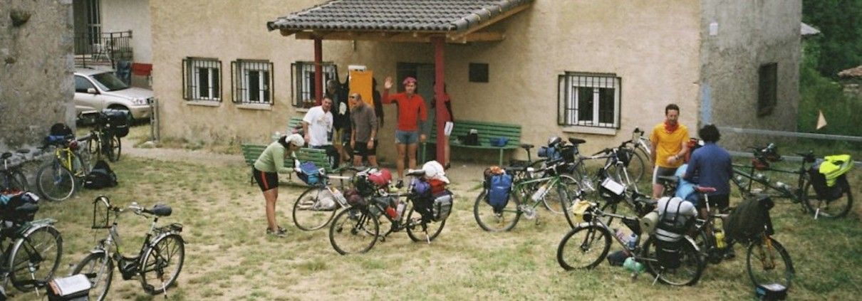 Grupo de cicloturistas preparándose para el viaje