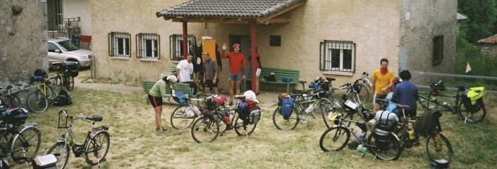 Grupo de cicloturistas preparándose para el viaje