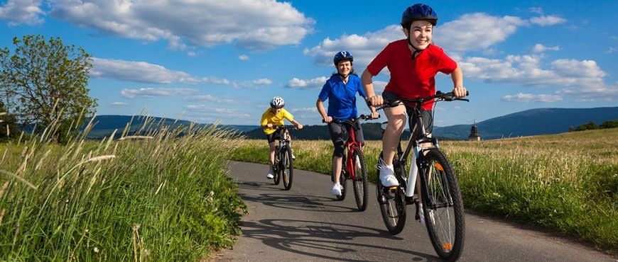 tres niños en bici un día soleado