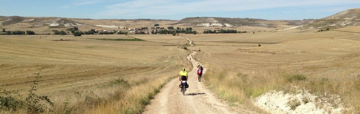 Ciclistas por campos de Castilla
