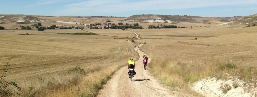 Ciclistas por campos de Castilla