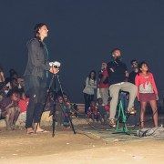 Pase de cine con proyector a pedales en un pueblo africano