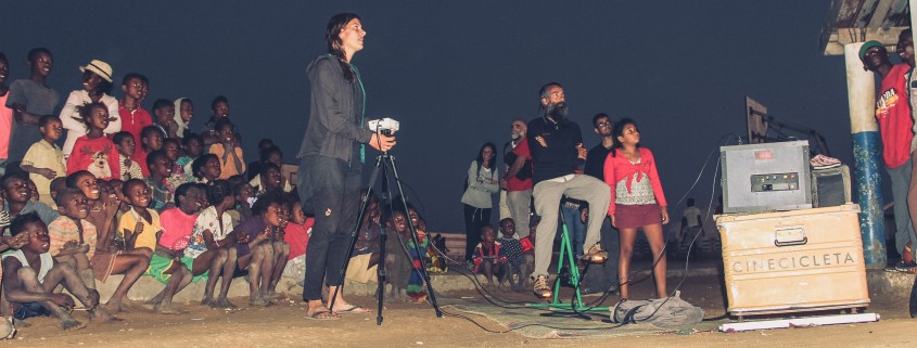 Pase de cine con proyector a pedales en un pueblo africano