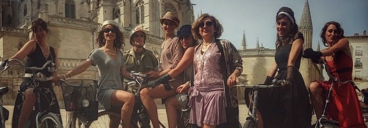 Chicas vestidas de época con bicheras c´lásicas