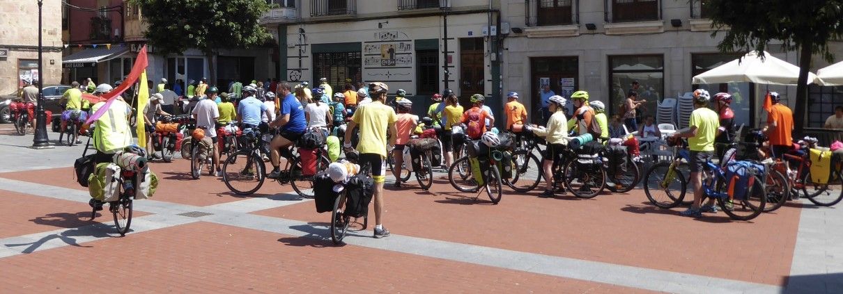 Grupo de ciclistas. Plaza de España. Miranda de Ebro. Día soleado