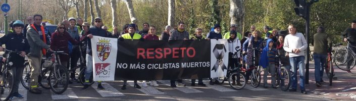 grupo de ciclistas cortando la Avda. Palencia en Burgos con una pancarta "no más ciclistas muertos"