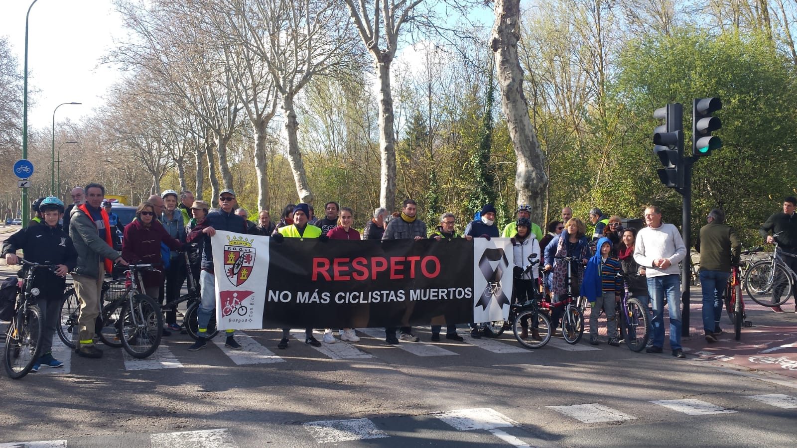 grupo de ciclistas cortando la Avda. Palencia en Burgos con una pancarta "no más ciclistas muertos"