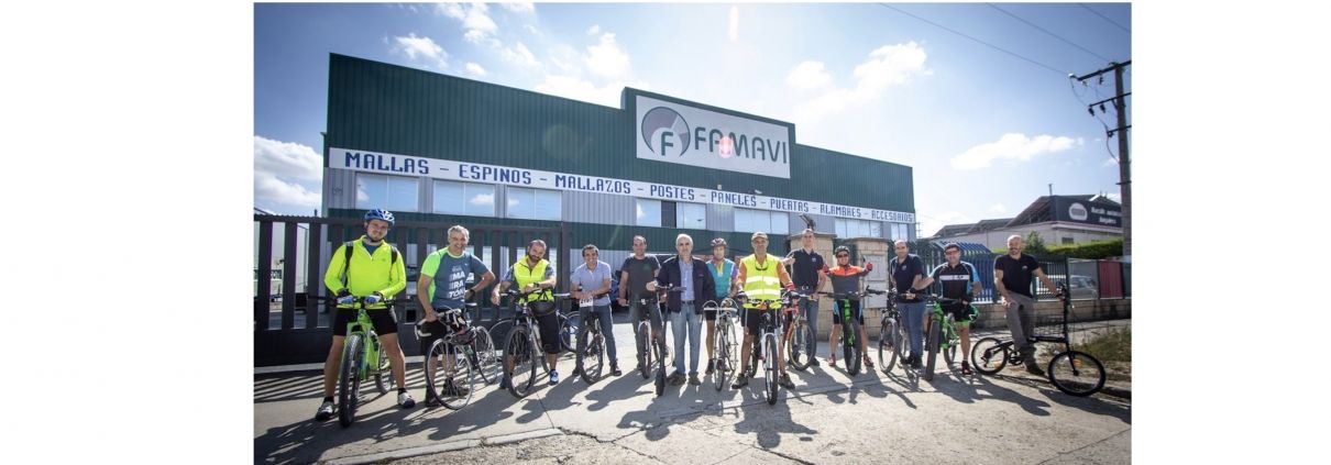 Trabajadores de FAMAVI. En bici frente a la fábrica