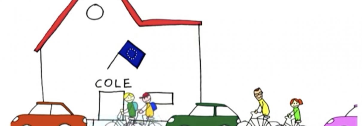 Dibujo de colegio con coches aparcados delante y algunos niños yendo en bici