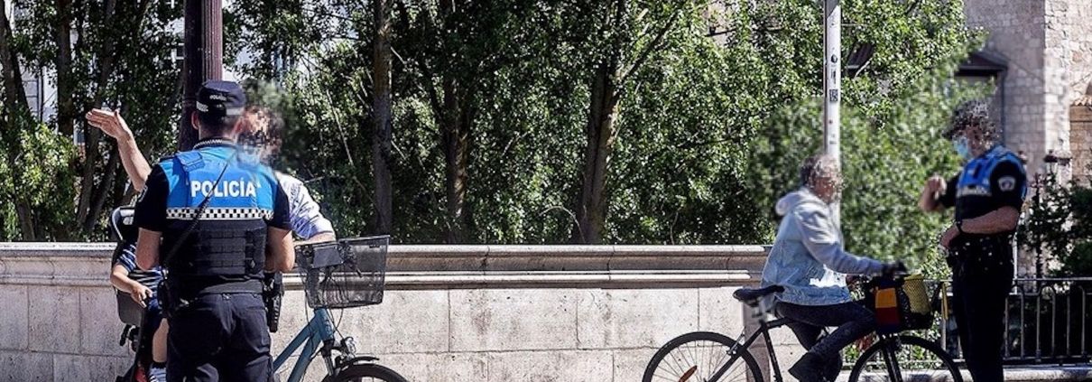 Dos policías multadlo a dos ciclistas en las inmediaciones del puente Santa María