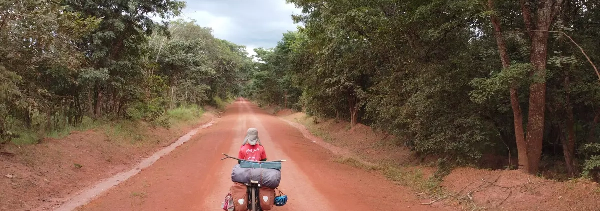 Joven-mujer-marroqui-en-bici-por-Africa