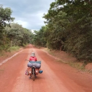 Joven mujer marroqui en bici por Africa Joven-mujer-marroqui-en-bici-por-Africa