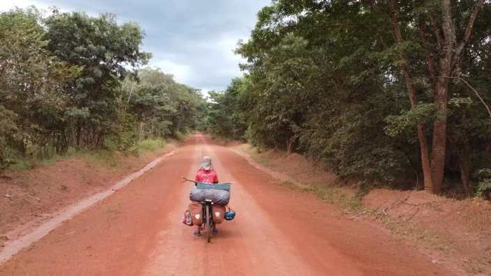 Joven-mujer-marroqui-en-bici-por-Africa