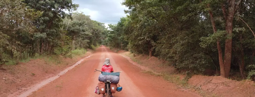 Joven-mujer-marroqui-en-bici-por-Africa