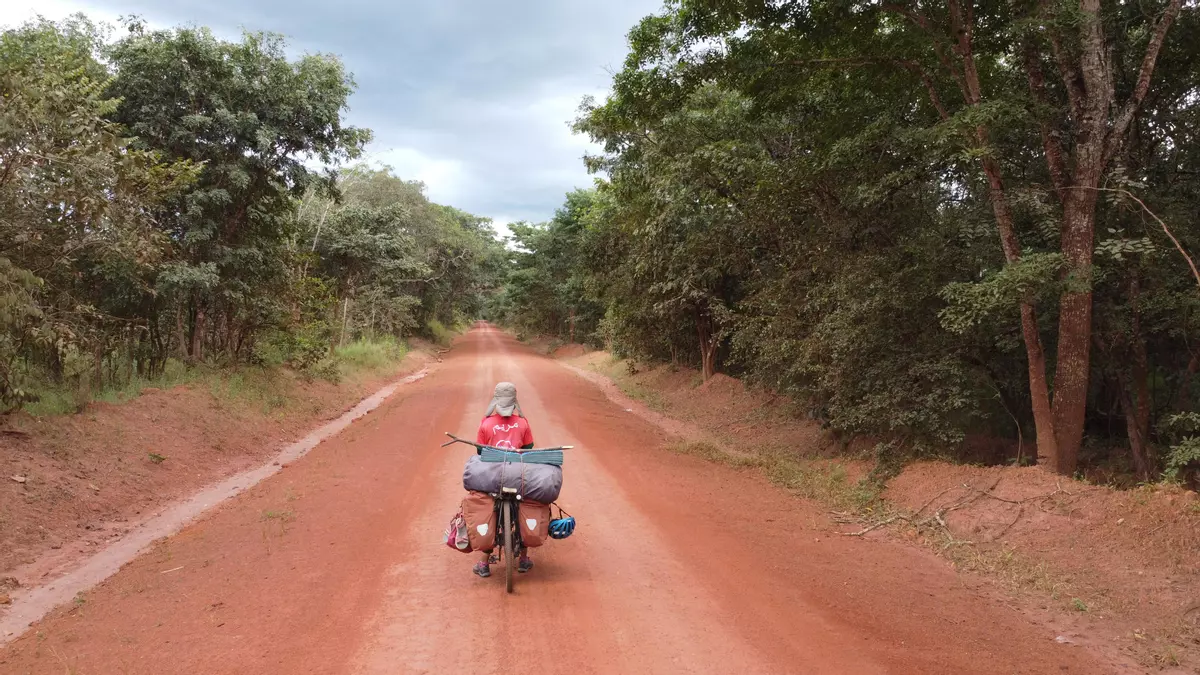 Joven-mujer-marroqui-en-bici-por-Africa