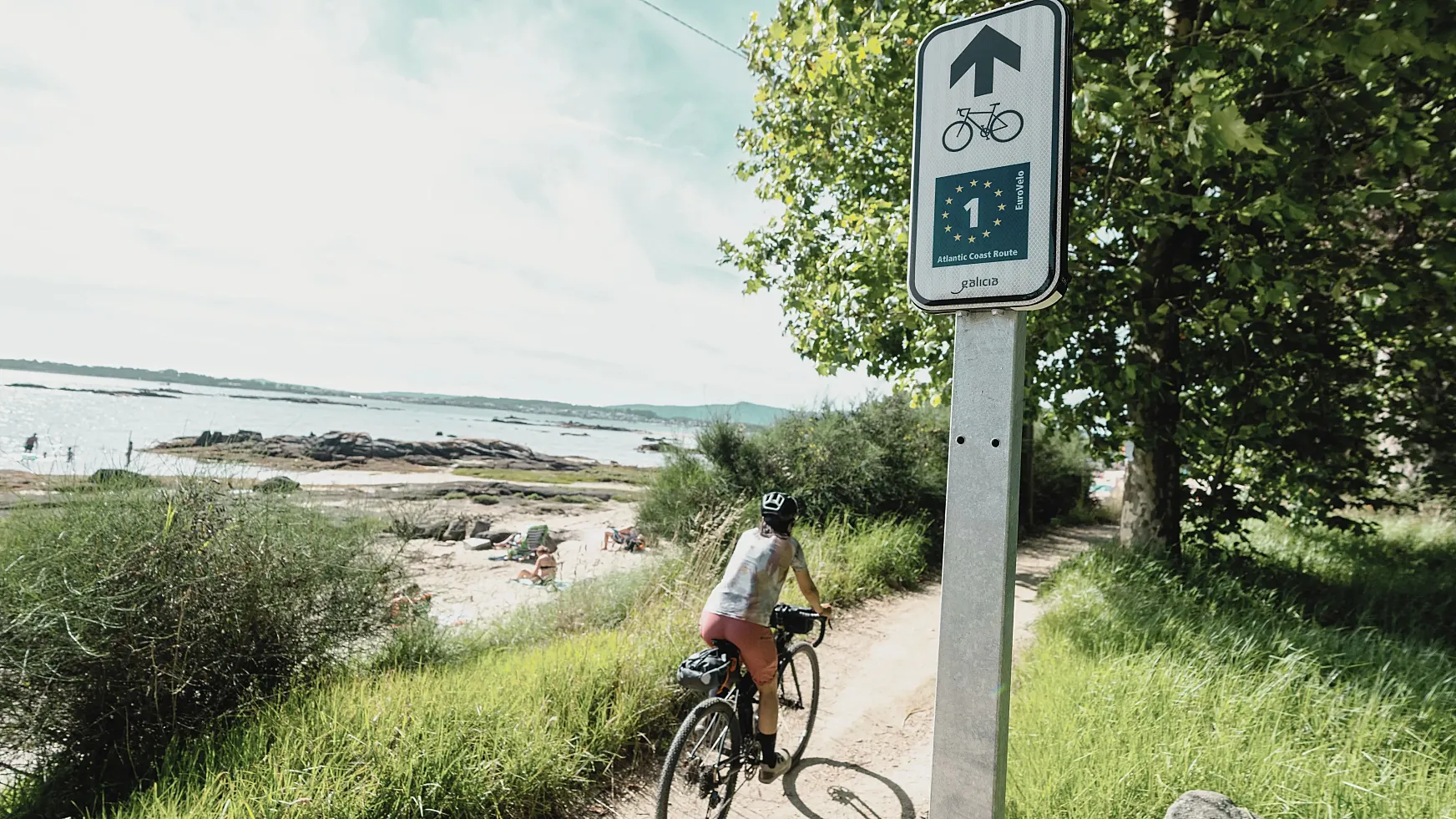 Galicia continúa avanzando en su apuesta por el cicloturismo con el desarrollo de la EuroVelo 1, una de las grandes rutas ciclistas europeas que conecta el continente de norte a sur siguiendo la costa atlántica.