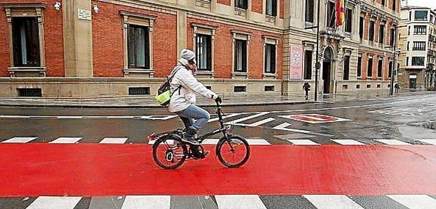 Pasos ciclistas en rojo