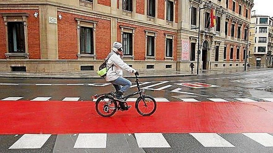 Pasos ciclistas en rojo